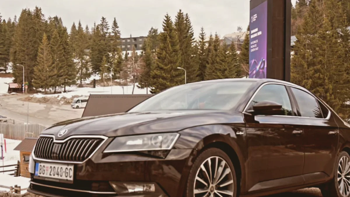 hotela tesla - docek ispred Hotel Tesla (ne mesati sa aerodromom). Drugi stop?